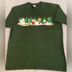 Vintage peanuts and the gang making snowmen, green Christmas T-shirt